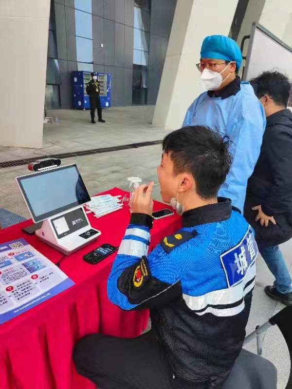 “新乡WTT世界杯决赛2022”场馆外新乡市咽拭子采样自助设备“吸睛”！