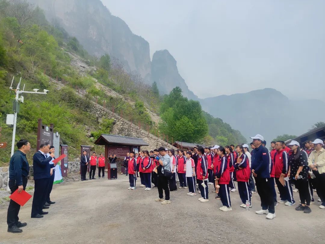 “地质旅游河南行”走进新乡南太行关山国家地质公园