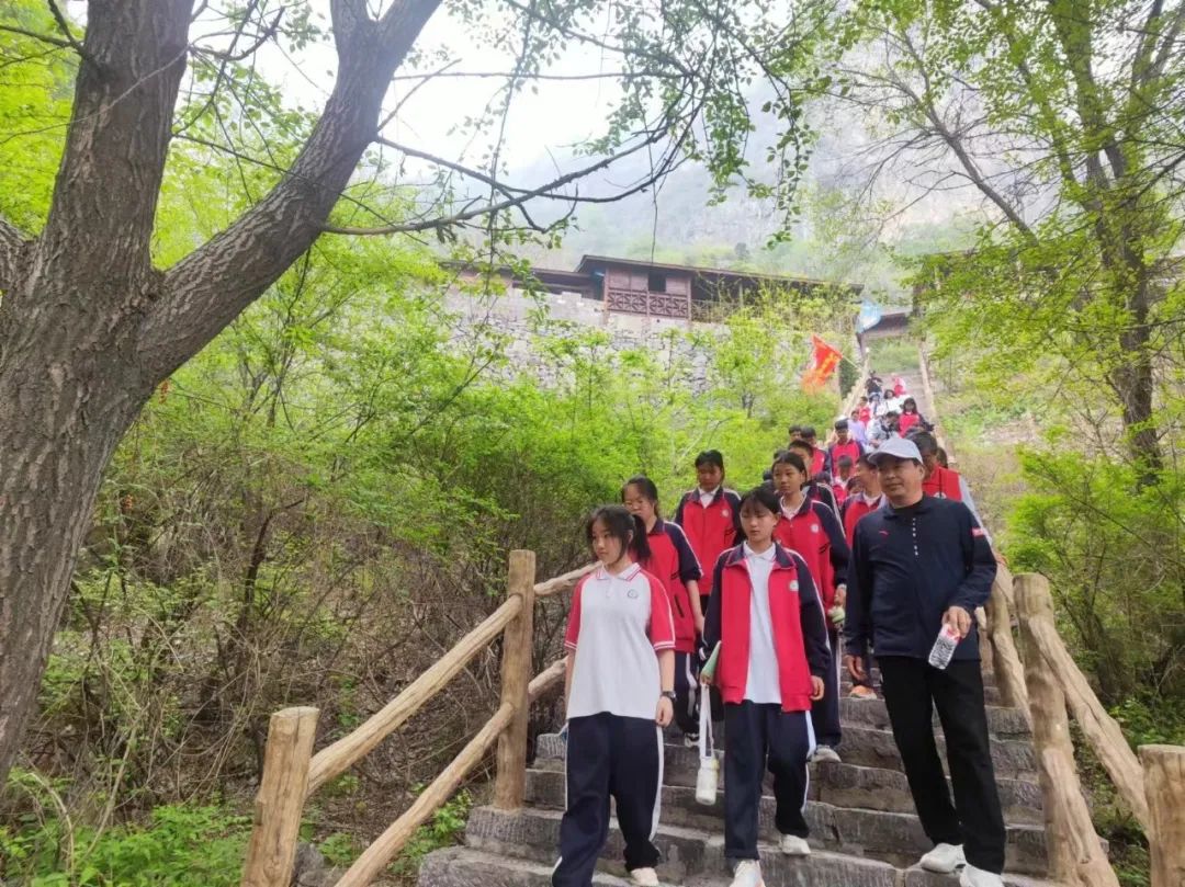 “地质旅游河南行”走进新乡南太行关山国家地质公园