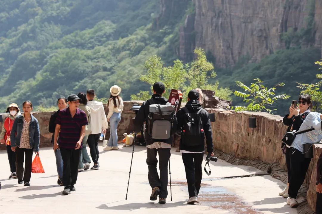 @全体教师和大学生，快来新乡南太行开启免票寻秋之旅！