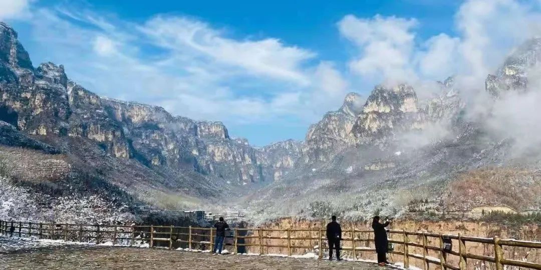 新乡南太行下雪啦！是时候一起去“白头”了，赶紧出发！
