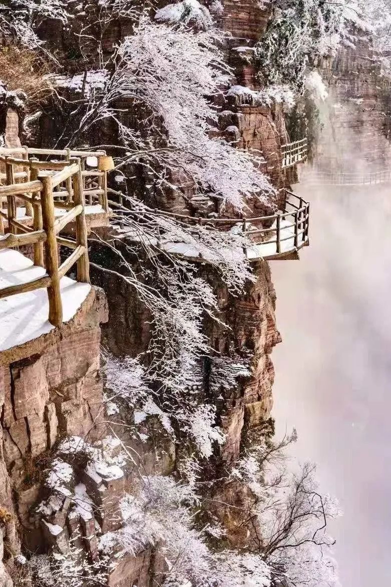 新乡南太行下雪啦！是时候一起去“白头”了，赶紧出发！