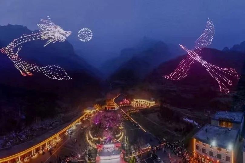 豫北地区超大规模无人机表演再次点亮八里沟上空 燃爆整个五一！