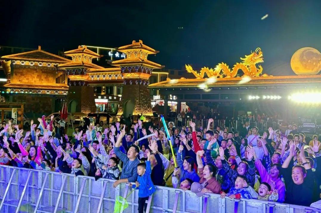 百万粉丝网红空降八里沟，和你一起躁动这个周末！