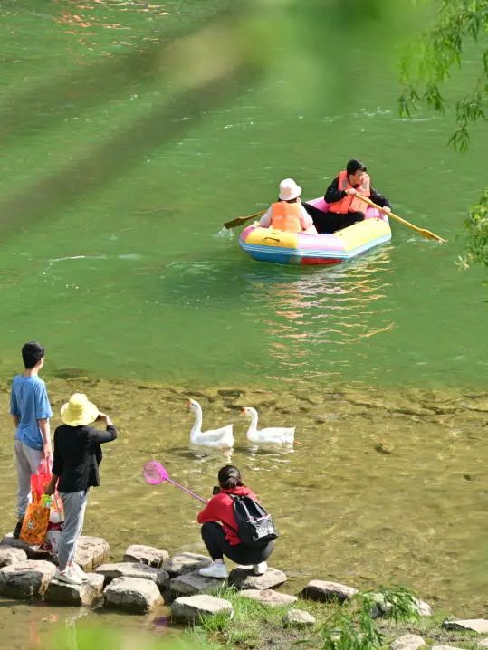 40℃高温自救指南！新乡南太行26℃的山水秘境，摸鱼听剧漂流露营全安排！