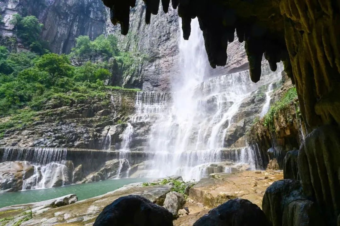 雨后飞瀑：天地间的泼墨长卷