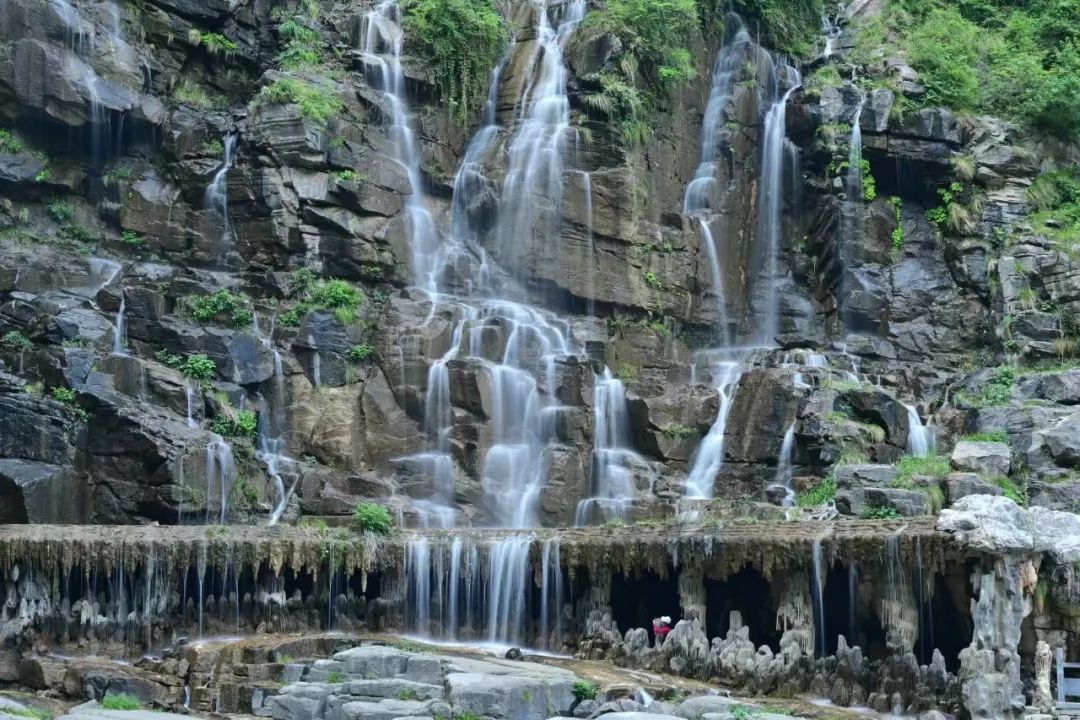 雨后飞瀑：天地间的泼墨长卷