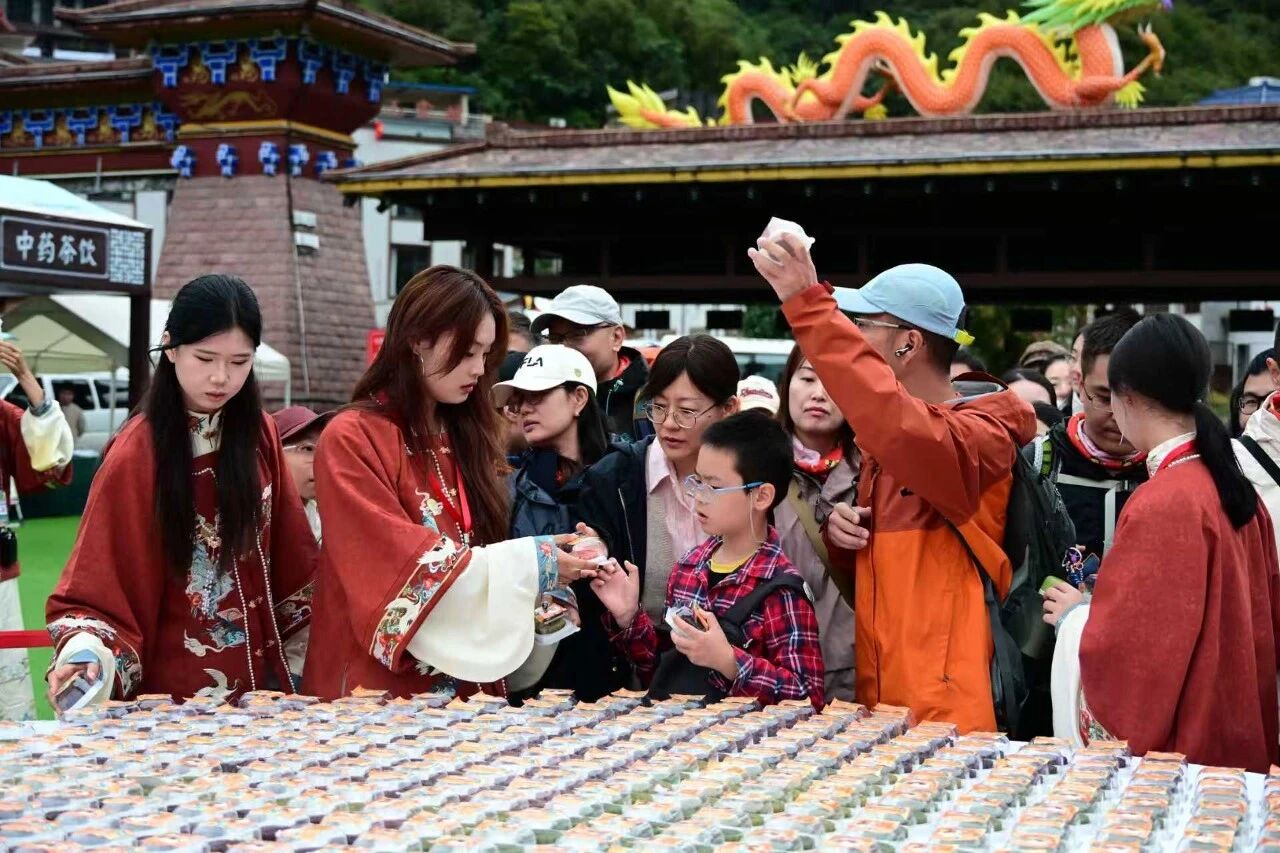 月饼送你,美景赠你,新乡南太行祝全国人民国庆中秋双节快乐! 月饼送你,美景赠你,新乡南太行祝全国人民国庆中秋双节快乐!