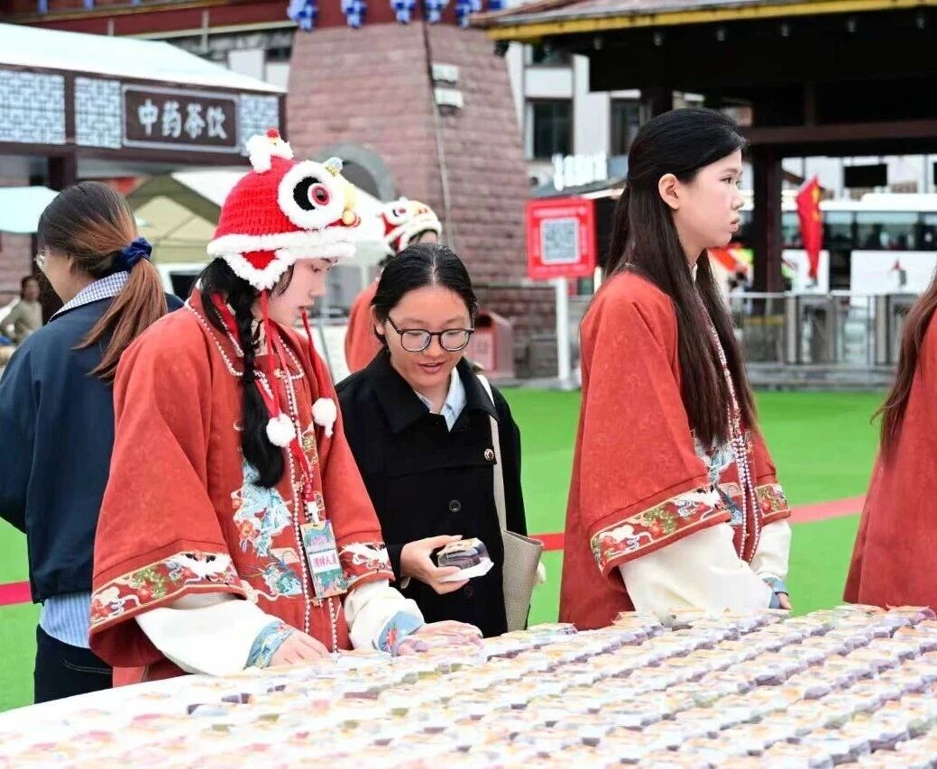 月饼送你,美景赠你,新乡南太行祝全国人民国庆中秋双节快乐! 月饼送你,美景赠你,新乡南太行祝全国人民国庆中秋双节快乐!