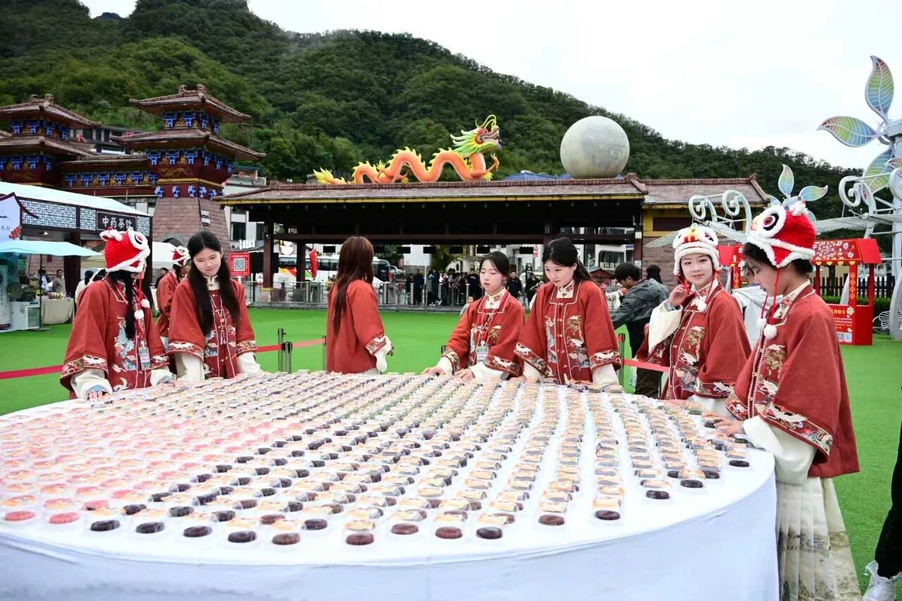 月饼送你,美景赠你,新乡南太行祝全国人民国庆中秋双节快乐! 月饼送你,美景赠你,新乡南太行祝全国人民国庆中秋双节快乐!