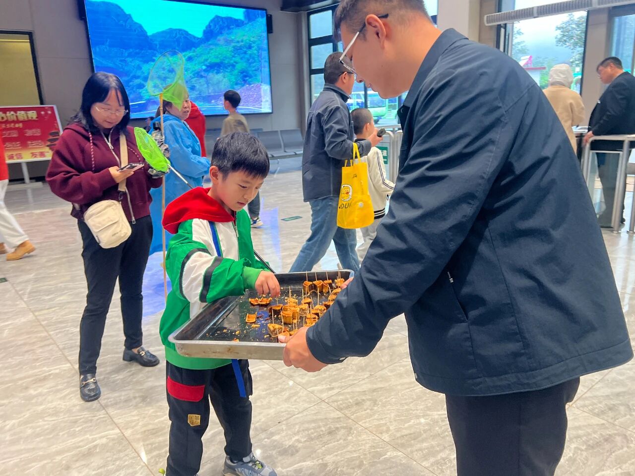 月饼送你,美景赠你,新乡南太行祝全国人民国庆中秋双节快乐! 月饼送你,美景赠你,新乡南太行祝全国人民国庆中秋双节快乐!