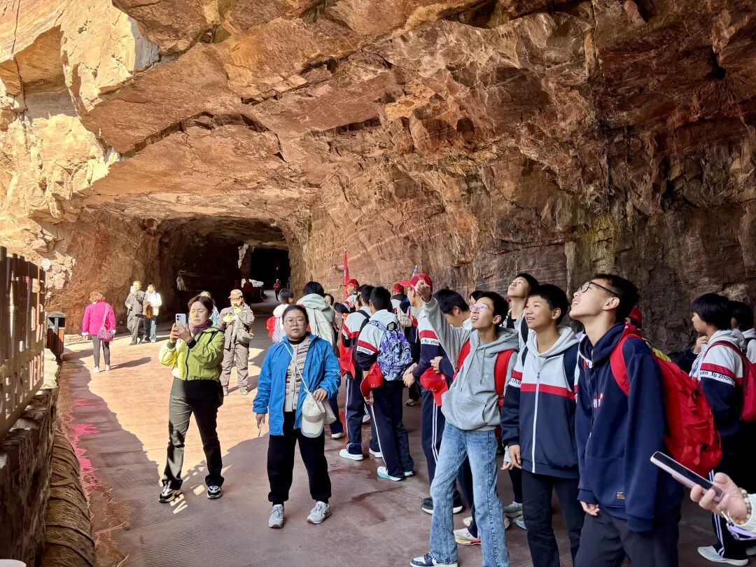 山水课堂爆火!万仙山成研学顶流打卡地! 山水课堂爆火!万仙山成研学顶流打卡地!