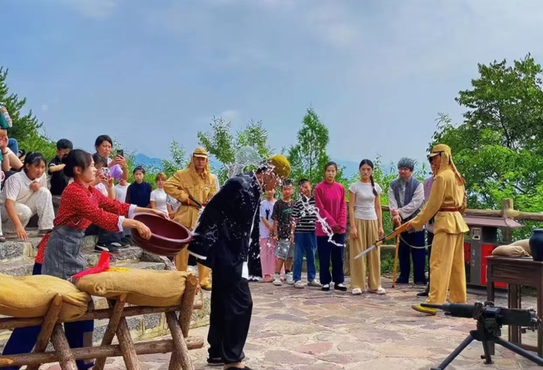 刷屏预警!新乡南太行打翻调色盘,邀你共赴这场“限时赤色盛宴” 刷屏预警!新乡南太行打翻调色盘,邀你共赴这场“限时赤色盛宴”