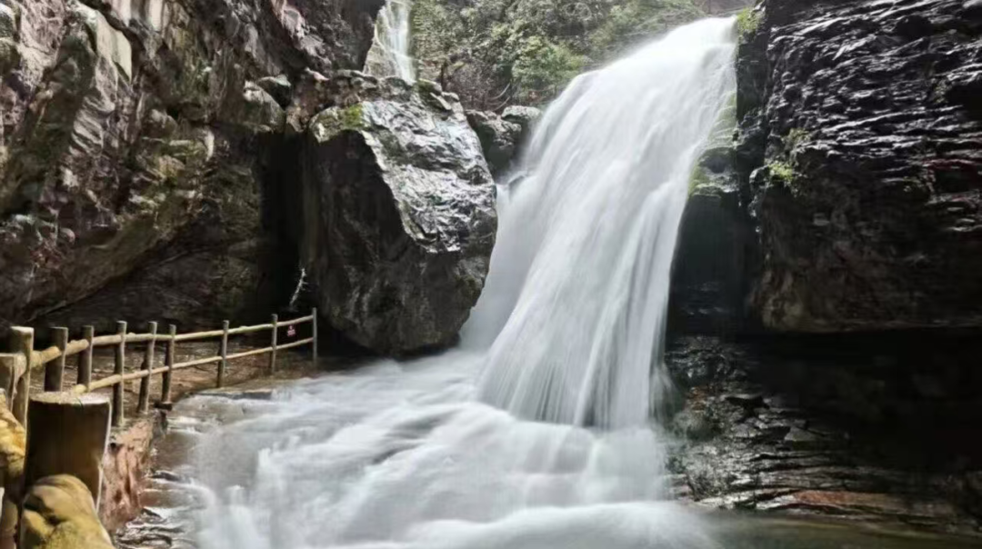 刷屏预警!新乡南太行打翻调色盘,邀你共赴这场“限时赤色盛宴” 刷屏预警!新乡南太行打翻调色盘,邀你共赴这场“限时赤色盛宴”