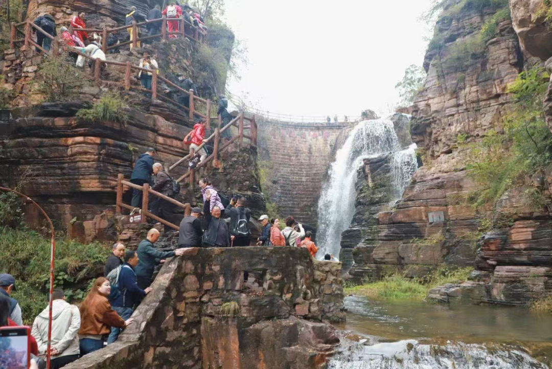 刷屏预警!新乡南太行打翻调色盘,邀你共赴这场“限时赤色盛宴” 刷屏预警!新乡南太行打翻调色盘,邀你共赴这场“限时赤色盛宴”