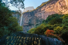 刷屏预警!新乡南太行打翻调色盘,邀你共赴这场“限时赤色盛宴”