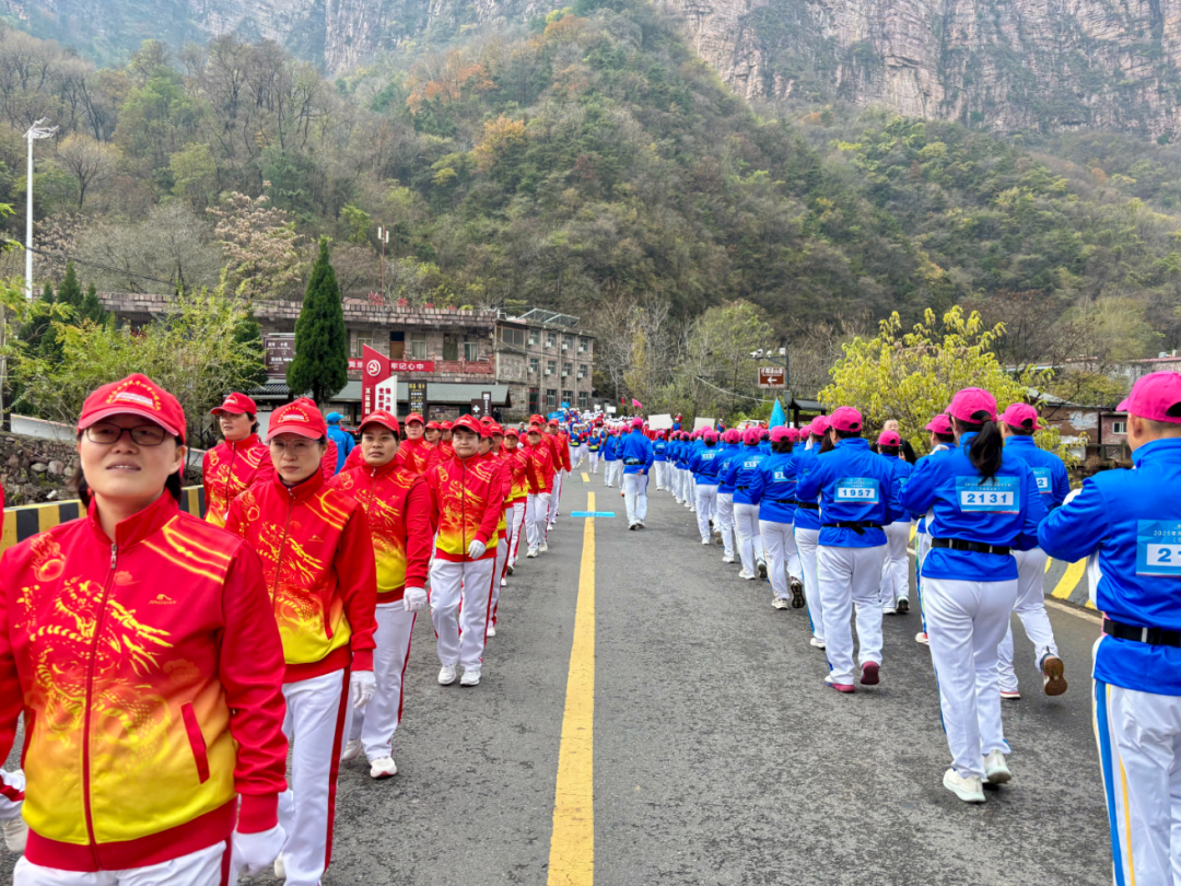 2025年河南省全民徒步大会(万仙山会场)暨南太行红叶节隆重开幕! 2025年河南省全民徒步大会(万仙山会场)暨南太行红叶节隆重开幕!