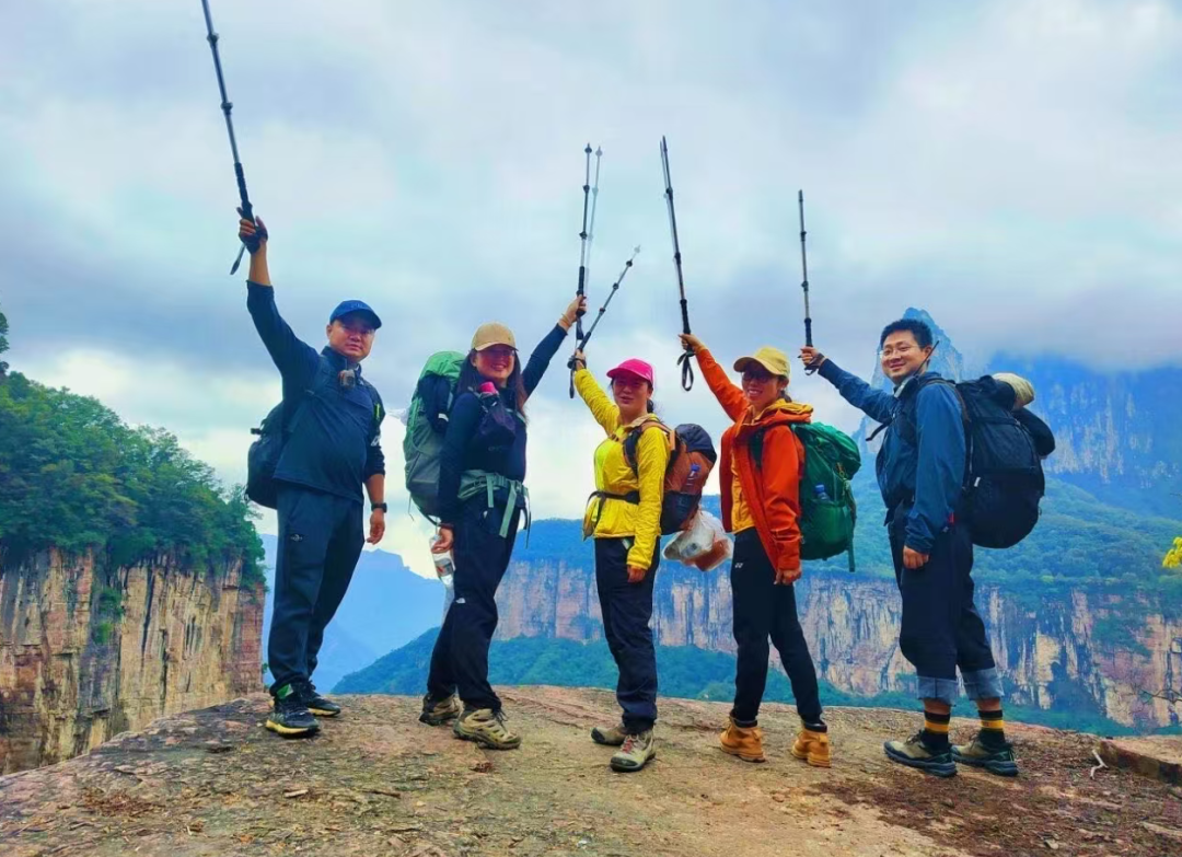 立冬至,秋未歇|新乡南太行雨后云海漫卷,红叶铺道,明日徒步大会即刻出发! 立冬至,秋未歇|新乡南太行雨后云海漫卷,红叶铺道,明日徒步大会即刻出发!