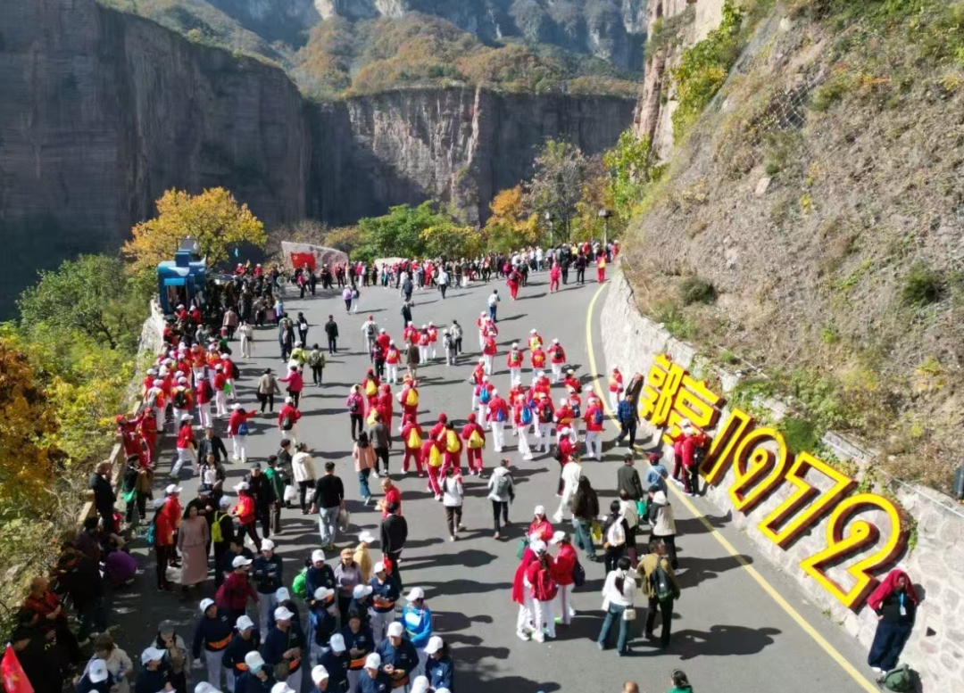 立冬至,秋未歇|新乡南太行雨后云海漫卷,红叶铺道,明日徒步大会即刻出发! 立冬至,秋未歇|新乡南太行雨后云海漫卷,红叶铺道,明日徒步大会即刻出发!