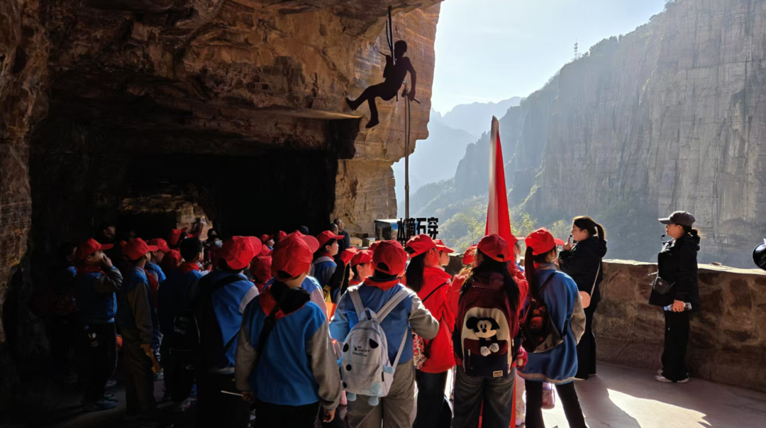 万仙山研学行:把课堂搬进山水间,定格孩子们的探索时刻 万仙山研学行:把课堂搬进山水间,定格孩子们的探索时刻