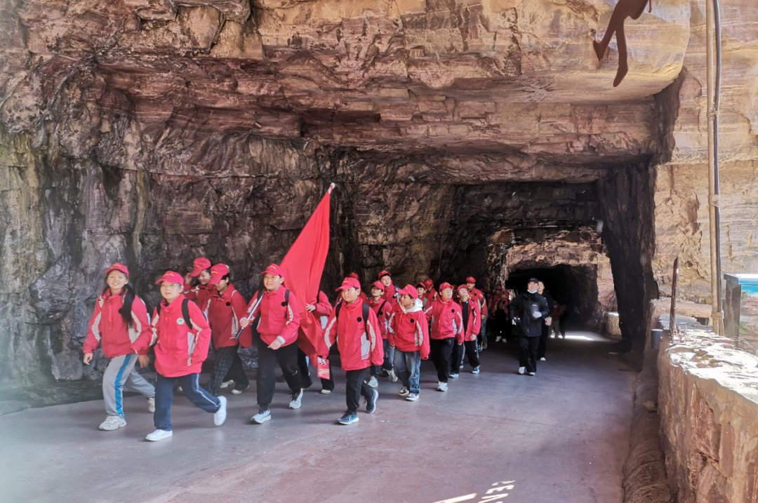 万仙山研学行:把课堂搬进山水间,定格孩子们的探索时刻 万仙山研学行:把课堂搬进山水间,定格孩子们的探索时刻