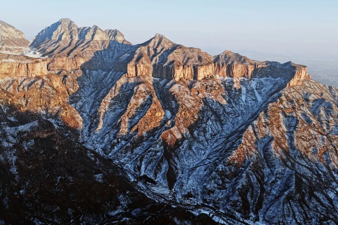 河南南太行藏着“悬崖仙居” 雪落老爷顶 画面美到不敢信