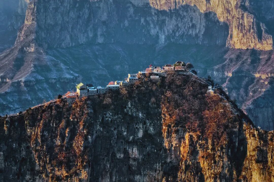 河南南太行藏着“悬崖仙居” 雪落老爷顶 画面美到不敢信