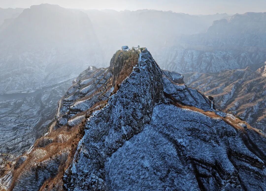 河南南太行藏着“悬崖仙居” 雪落老爷顶 画面美到不敢信