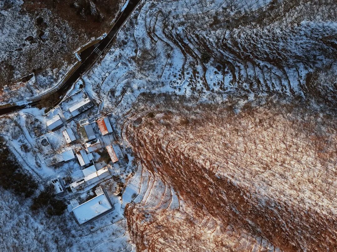 河南南太行藏着“悬崖仙居” 雪落老爷顶 画面美到不敢信