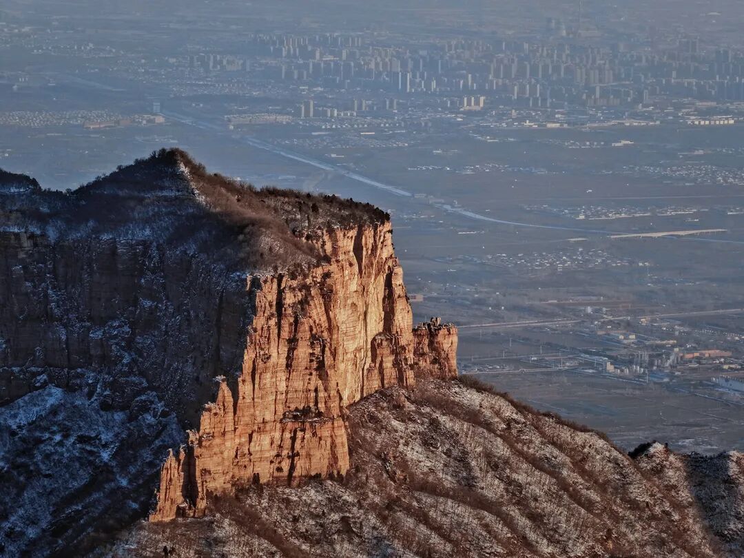 河南南太行藏着“悬崖仙居” 雪落老爷顶 画面美到不敢信