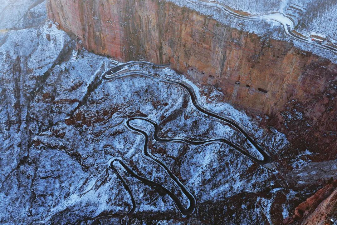 河南南太行藏着“悬崖仙居” 雪落老爷顶 画面美到不敢信