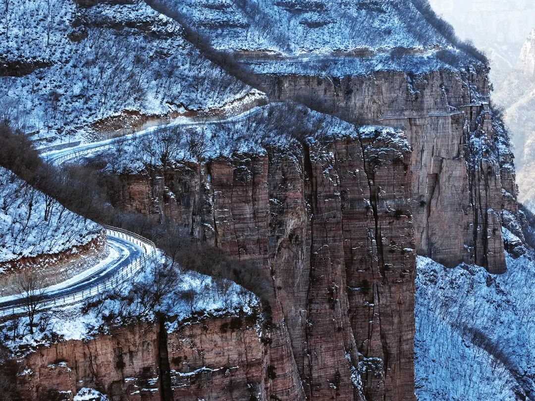 河南南太行藏着“悬崖仙居” 雪落老爷顶 画面美到不敢信