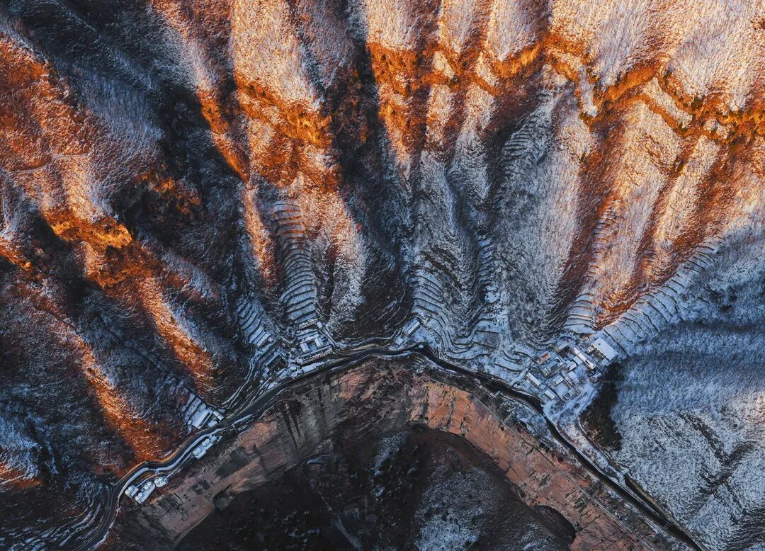 河南南太行藏着“悬崖仙居” 雪落老爷顶 画面美到不敢信