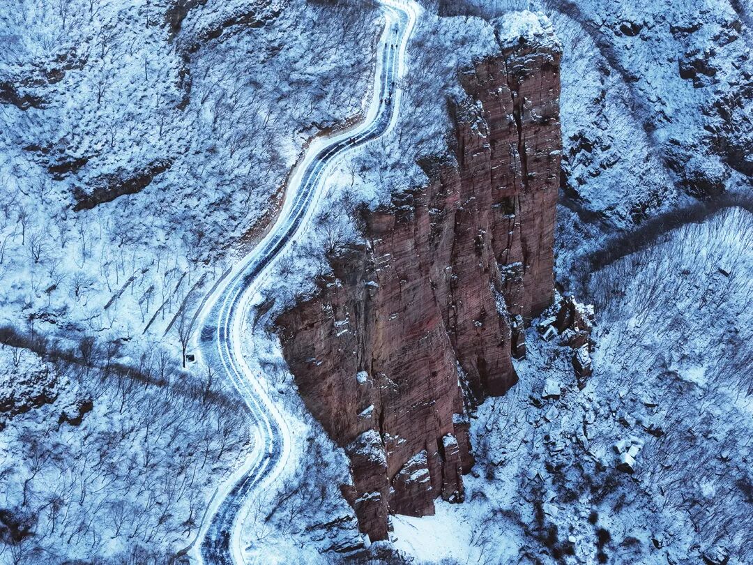 河南南太行藏着“悬崖仙居” 雪落老爷顶 画面美到不敢信