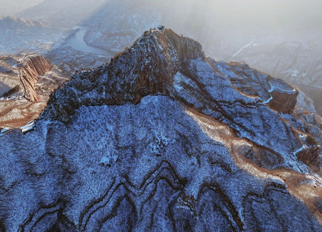 河南南太行藏着“悬崖仙居” 雪落老爷顶 画面美到不敢信