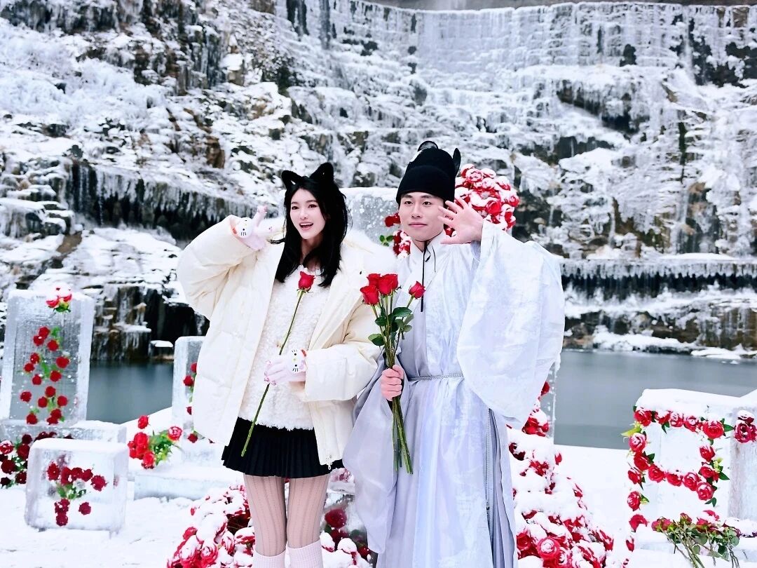 冰瀑当背景板，玫瑰被冰封，八里沟的这波冬日浪漫直接封神！