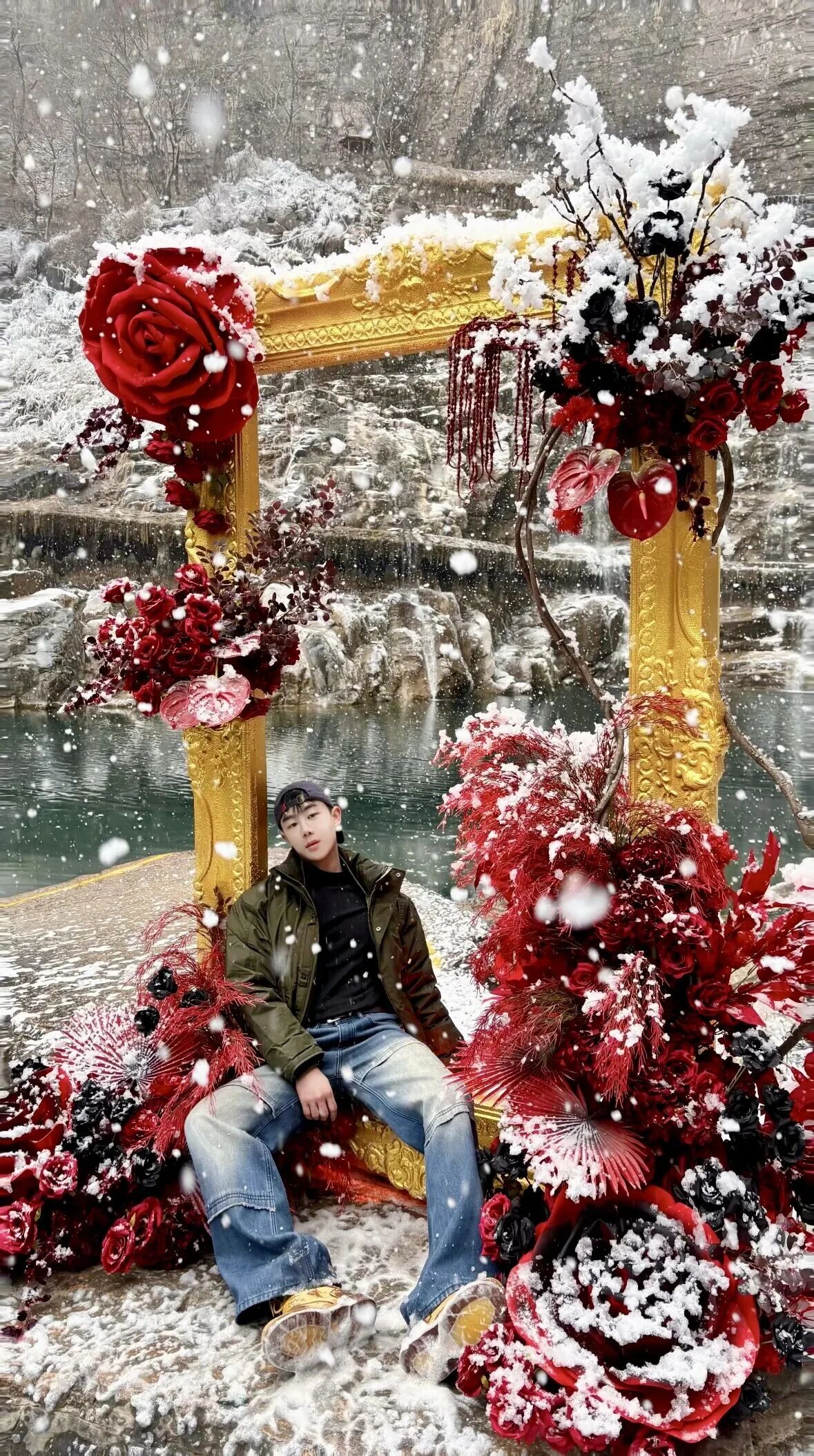 冰瀑当背景板，玫瑰被冰封，八里沟的这波冬日浪漫直接封神！