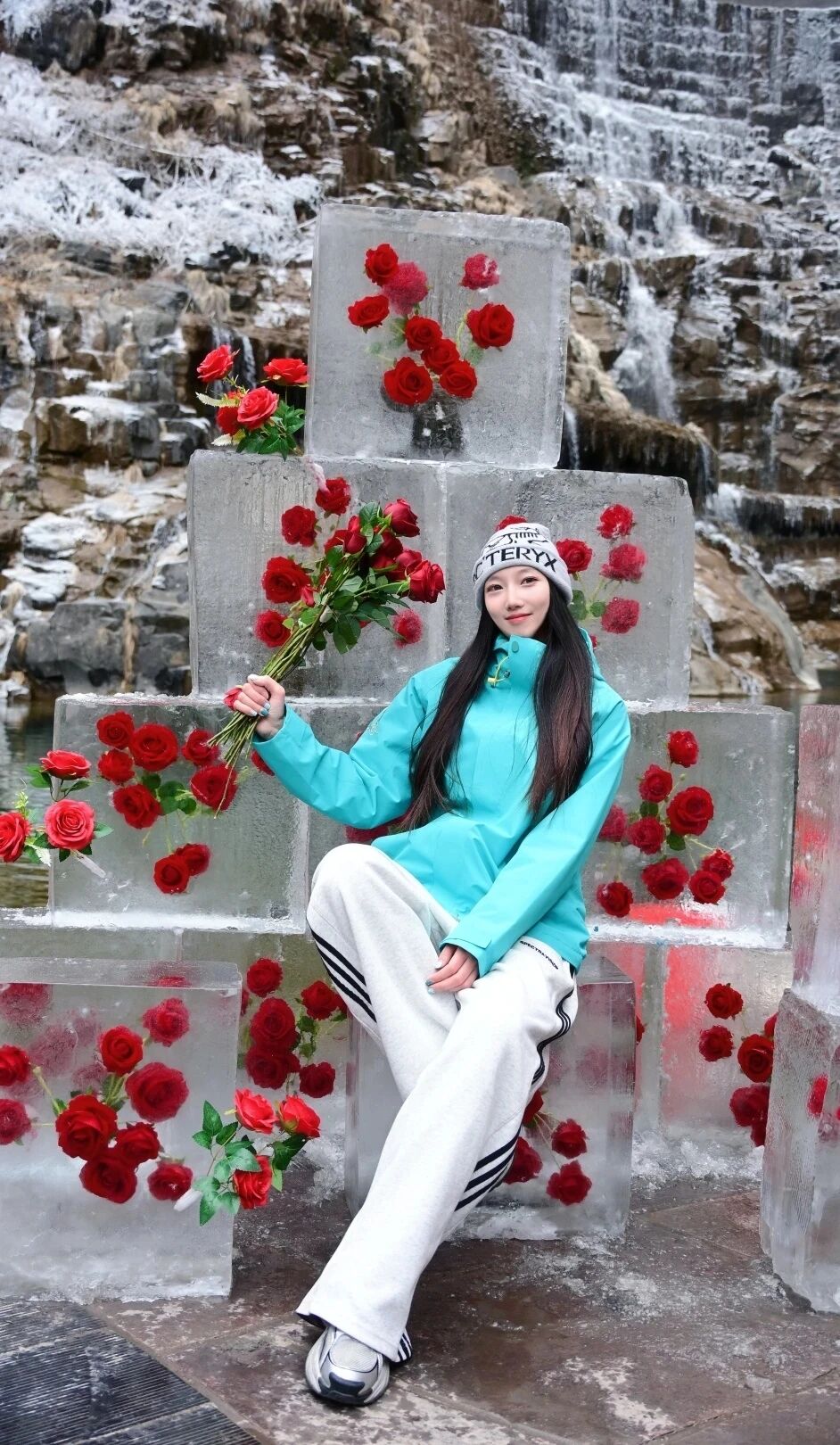 冰瀑当背景板，玫瑰被冰封，八里沟的这波冬日浪漫直接封神！