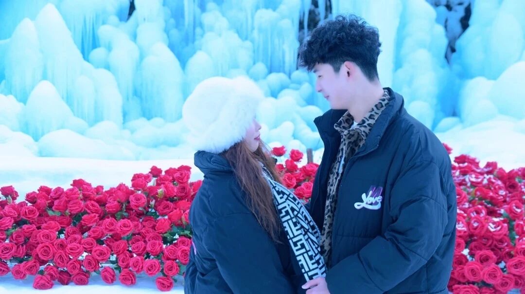 冰瀑当背景板，玫瑰被冰封，八里沟的这波冬日浪漫直接封神！