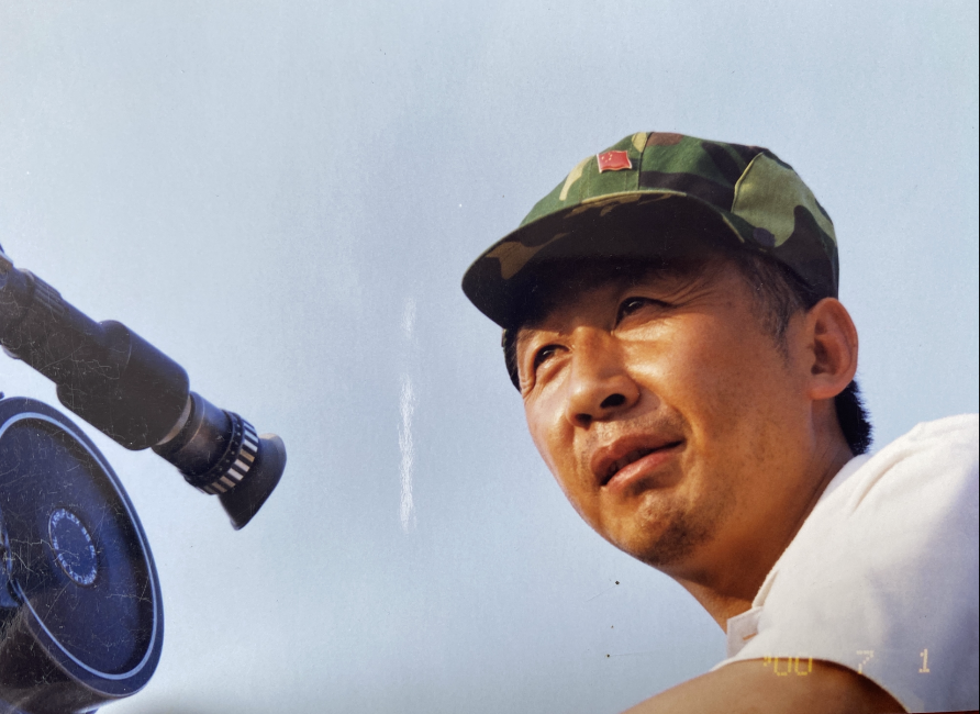 冯小宁执导《举起手来3》定档万仙山,神秘主演加盟,4月正式开拍 冯小宁执导《举起手来3》定档万仙山,神秘主演加盟,4月正式开拍