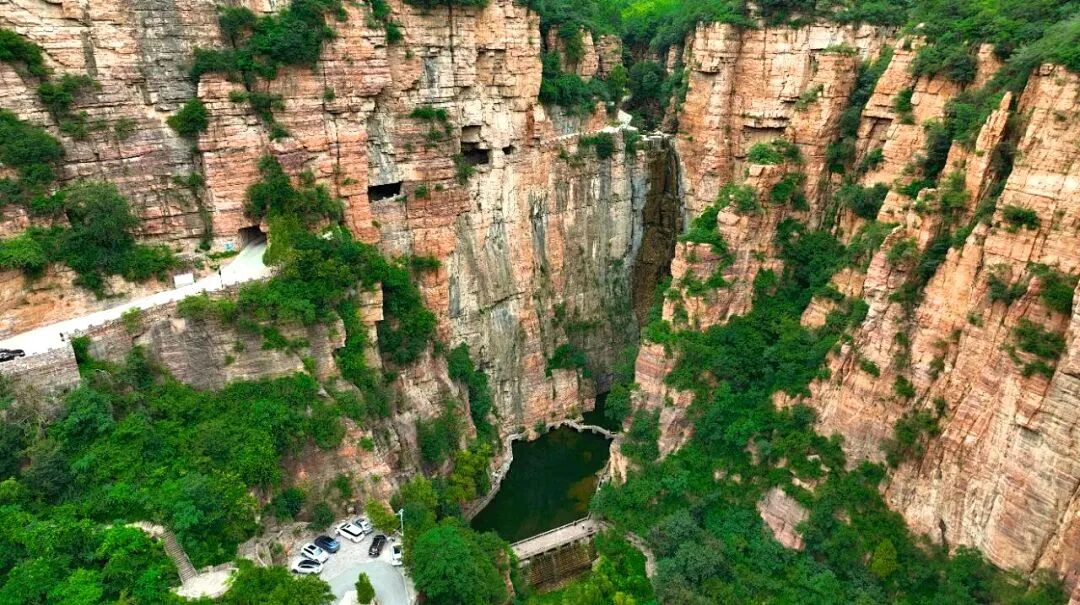 潘长江“罗圈腿”重出江湖！《举起手来3》太行山开机，笑点密集预警