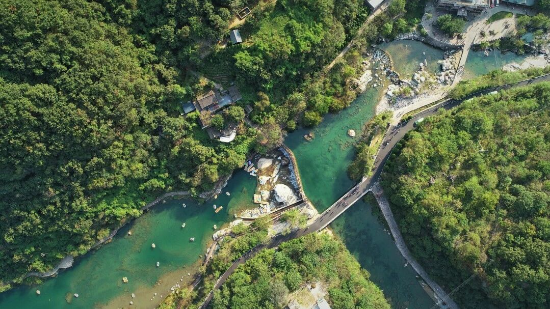 潘长江“罗圈腿”重出江湖！《举起手来3》太行山开机，笑点密集预警