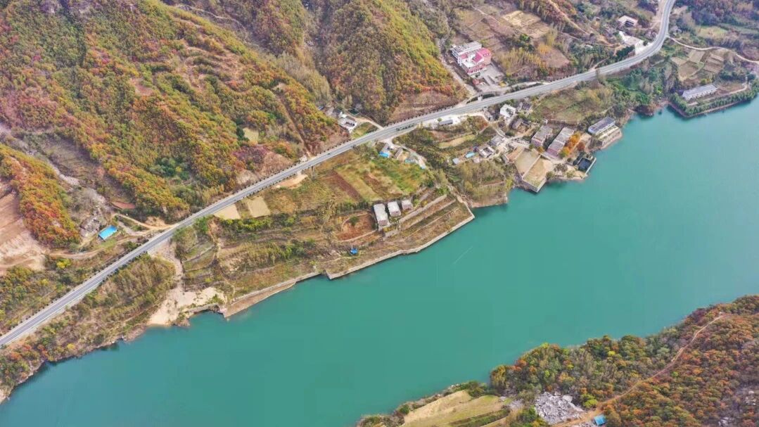 潘长江“罗圈腿”重出江湖！《举起手来3》太行山开机，笑点密集预警