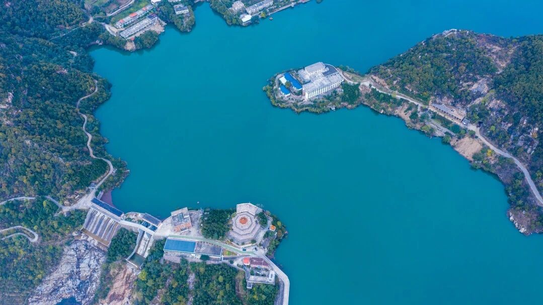 潘长江“罗圈腿”重出江湖！《举起手来3》太行山开机，笑点密集预警