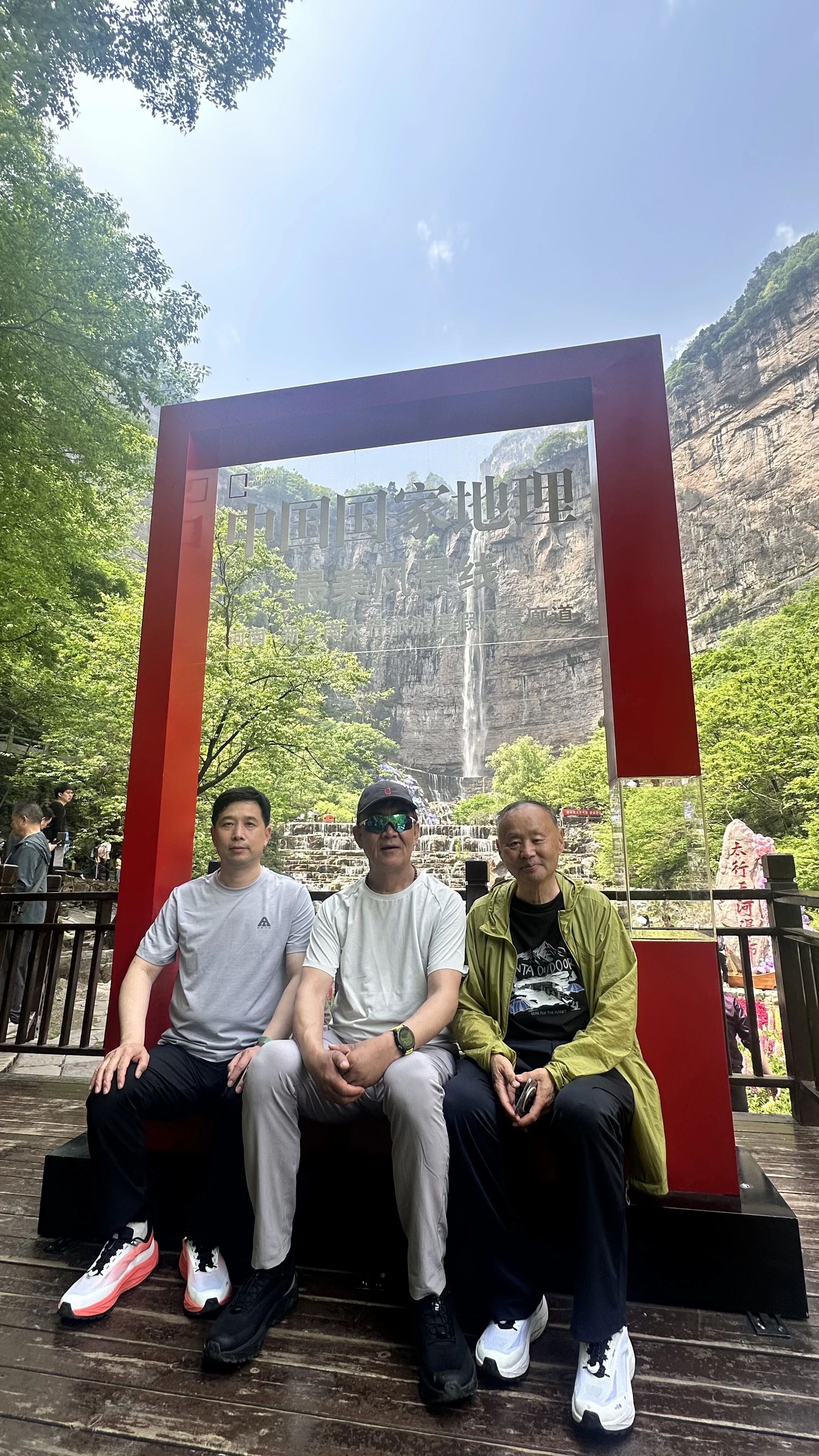 “穿越城野之门 徒步最美山河”主题活动走进新乡南太行八里沟景区！