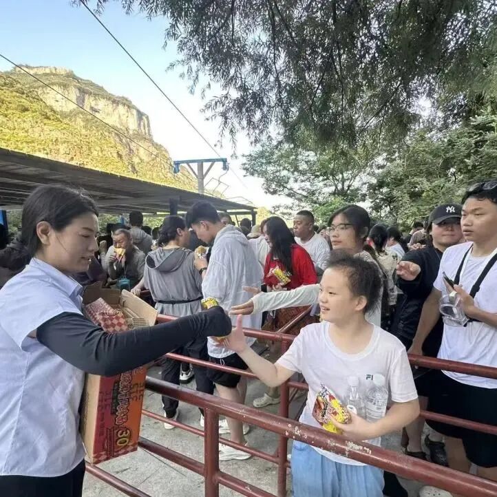 家人们谁懂呀!新乡南太行也太宠游客了,西瓜、雪糕、矿泉水免费送 家人们谁懂呀!新乡南太行也太宠游客了,西瓜、雪糕、矿泉水免费送