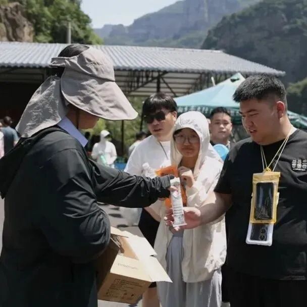 家人们谁懂呀!新乡南太行也太宠游客了,西瓜、雪糕、矿泉水免费送 家人们谁懂呀!新乡南太行也太宠游客了,西瓜、雪糕、矿泉水免费送