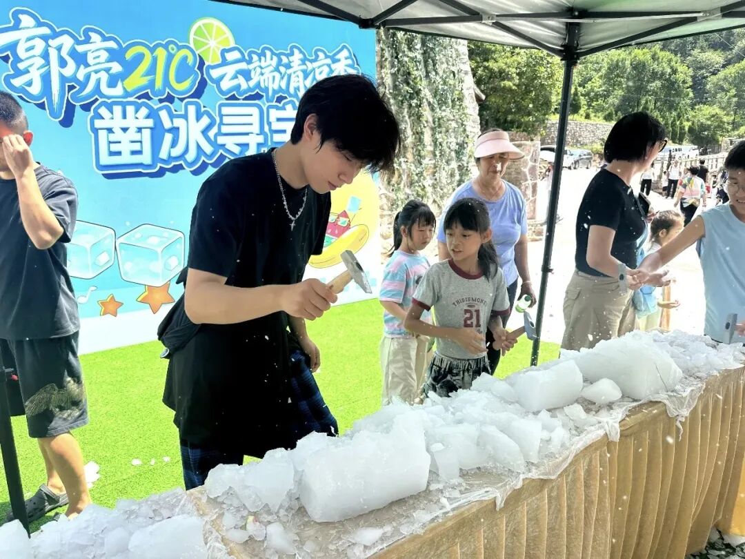 家人们谁懂呀!新乡南太行也太宠游客了,西瓜、雪糕、矿泉水免费送 家人们谁懂呀!新乡南太行也太宠游客了,西瓜、雪糕、矿泉水免费送