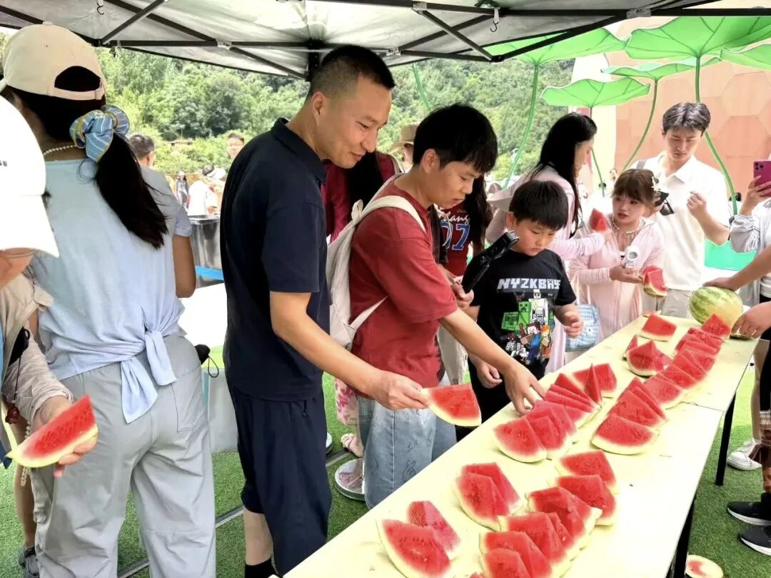 家人们谁懂呀!新乡南太行也太宠游客了,西瓜、雪糕、矿泉水免费送 家人们谁懂呀!新乡南太行也太宠游客了,西瓜、雪糕、矿泉水免费送