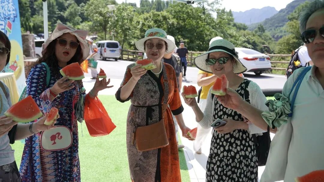 家人们谁懂呀!新乡南太行也太宠游客了,西瓜、雪糕、矿泉水免费送 家人们谁懂呀!新乡南太行也太宠游客了,西瓜、雪糕、矿泉水免费送
